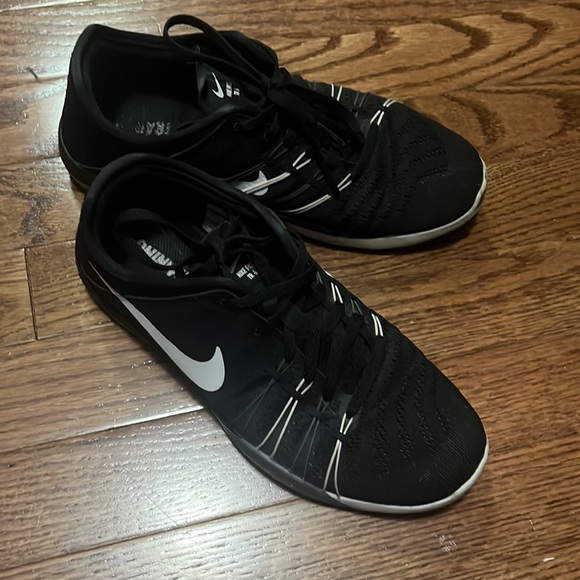 Nike sneakers. Black/ white size 6 - Picture 2 of 2